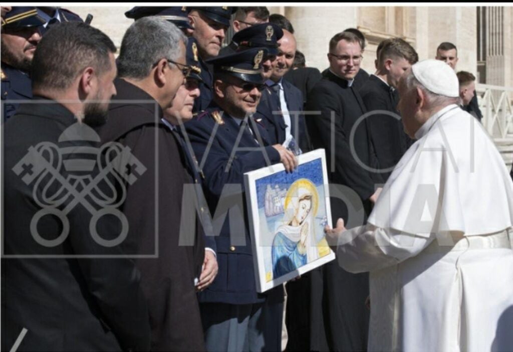 polizia di ischia consegna al papa ritratto madonna con sfondo castello aragonese