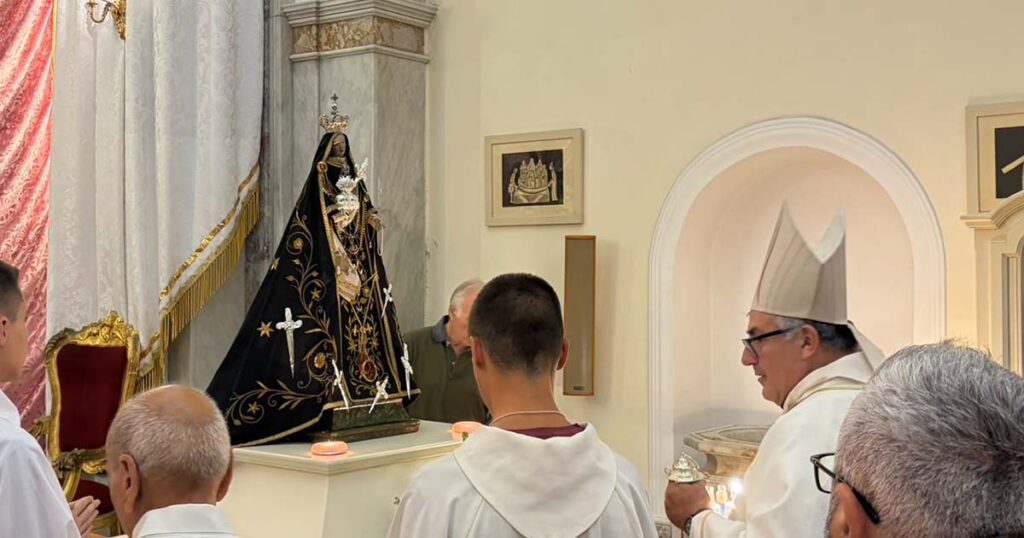 conferenza con vescovo per evento addolorata