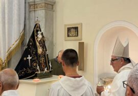 conferenza con vescovo per evento addolorata