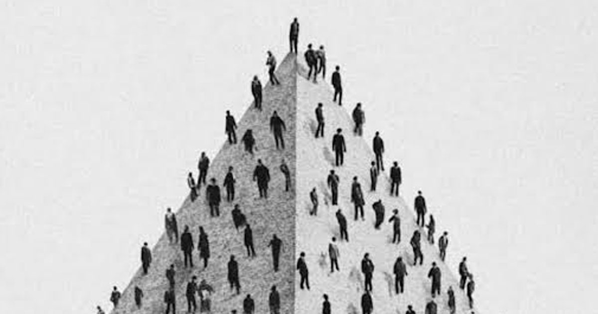 piramide di uomini