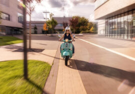 ragazza in scooter per strada